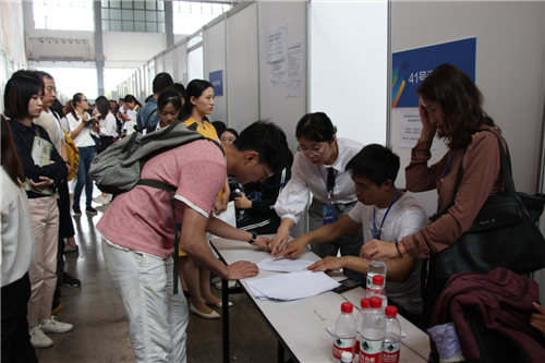 工作人员为应聘者耐心服务