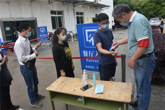 铜仁职业技术学院党委书记杨春光院长张景春率队调研指导食堂准备工作