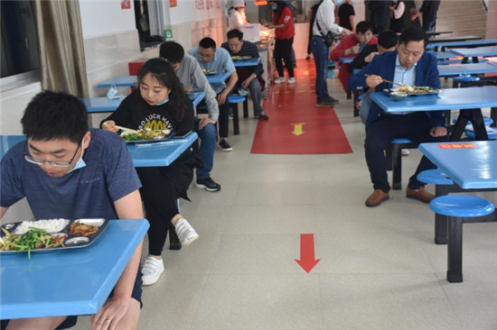 铜仁职业技术学院党委书记杨春光院长张景春率队调研指导食堂准备工作