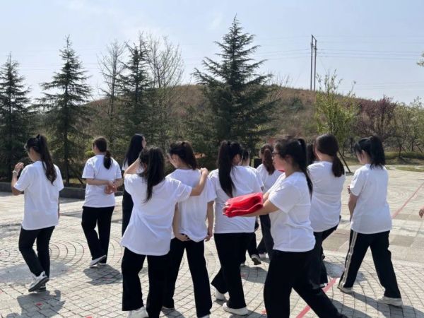 贵阳幼儿师范高等专科学校学前教育与早期教育系组织学生代表前往清镇